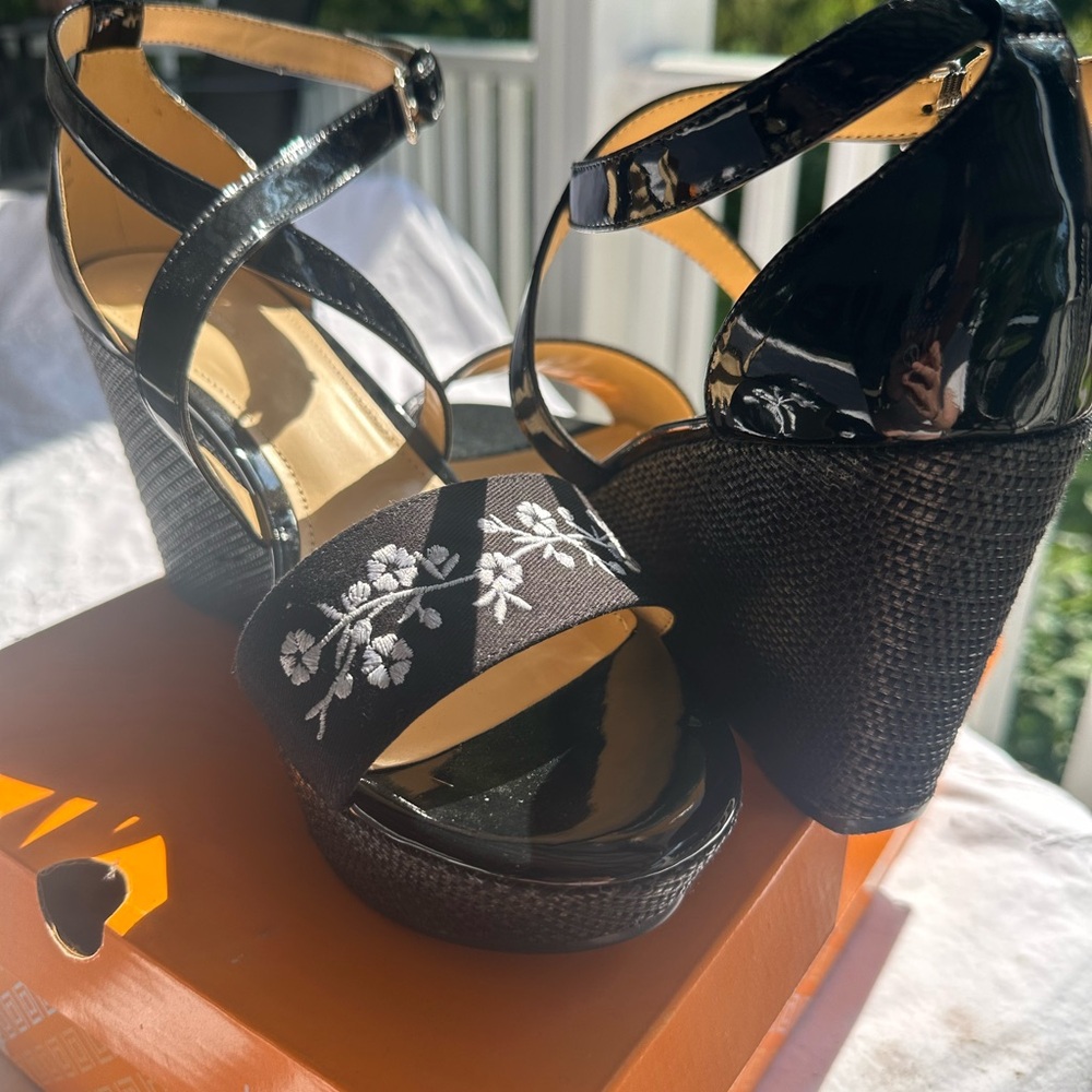 NEW LIZ CLAIBORNE Black White Flowers Strappy Wedge Sandal Shoes NWB adorable! - Picture 4 of 12